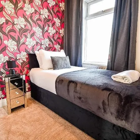 Buckingham Terrace - 4 Bedrooms - Sleeps 7 Redcar