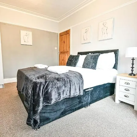 Buckingham Terrace - 4 Bedrooms - Sleeps 7 بيت للعطل ريدكار